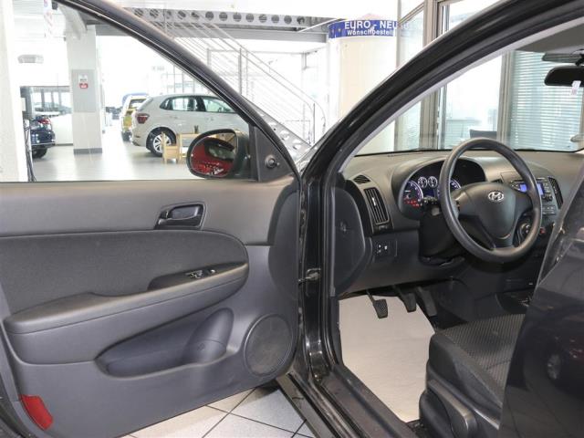 Hyundai i30 Kombi  für nur 3.300,- € bei Hoffmann Automobile in Wolfsburg kaufen und sofort mitnehmen - Bild 12